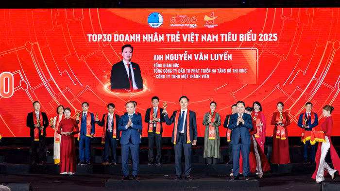 tong-giam-doc-udic-nguyen-van-luyen-vinh-du-nhan-giai-doanh-nhan-tre-viet-nam-tieu-bieu-2025.jpg.avif