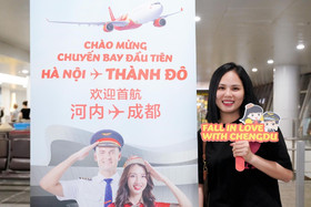 Những hành khách đầu tiên trên chuyến bay khai trương kết nối Hà Nội - Thành Đô