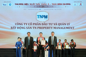 Đại diện TNPM nhận cúp vàng từ ban tổ chức