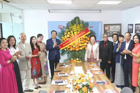 Hội Doanh nhân tư nhân Việt Nam đón nhận lẵng hoa chúc mừng của Tổng Bí thư Tô Lâm