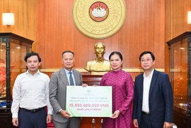 Bà Hà Thị Nga, Uỷ viên Trung ương Đảng, Phó Chủ tịch Ủy ban Trung ương Mặt trận Tổ quốc Việt Nam tiếp nhận ủng hộ từ nhà sáng lập Ecopark