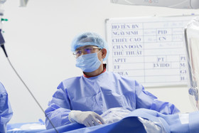 Bác sĩ Thụy đang tiến hành can thiệp cho bệnh nhân