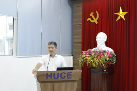 PGS.TS Hoàng Tùng phát biểu chúc mừng và giao nhiệm vụ cho các giảng viên được nhận Quyết định