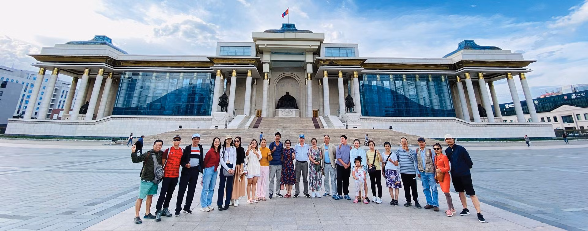 Du khách ở Quảng trường Trung tâm rộng 3ha ở Thủ đô Mông Cổ