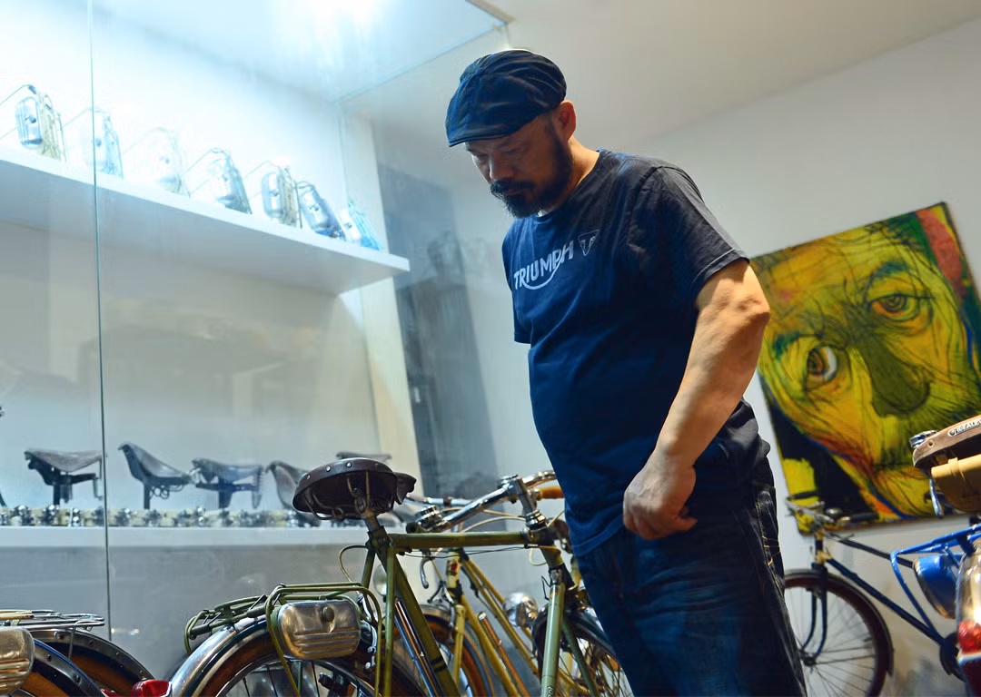 họa sĩ Nguyễn Linh với xe đạp Peugeot