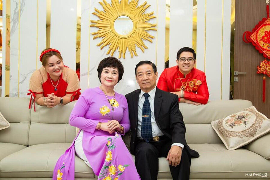 Vợ chồng Minh - Trân cùng bố mẹ Vợ chồng Minh - Trân cùng bố mẹ