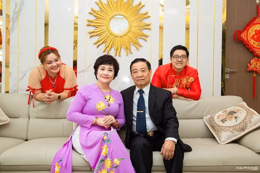 Vợ chồng Minh - Trân cùng bố mẹ