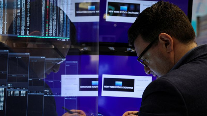 Phố Wall lập đỉnh mới, giới đầu tư tạm gạt đi lo ngại về cuộc điều tra đối với Chủ tịch Fed