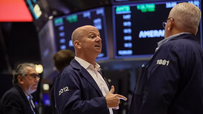 Phố Wall lập đỉnh mới, giá dầu Brent tăng trở lại ngưỡng 100 USD