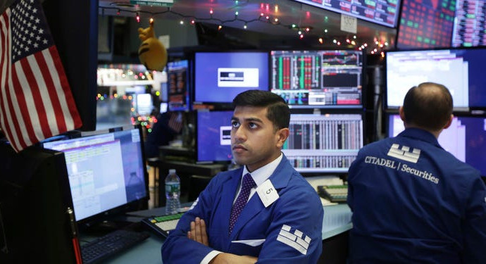 Phố Wall lao dốc vì AI, giá dầu bật tăng 2% trước căng thẳng Mỹ - Iran