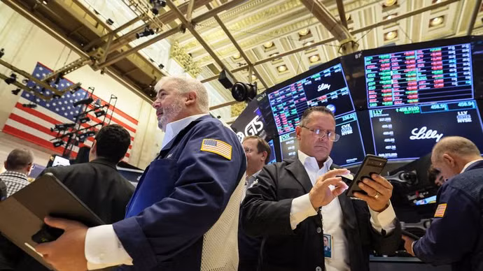 Phố Wall lập đỉnh mới, giá dầu biến động trái chiều