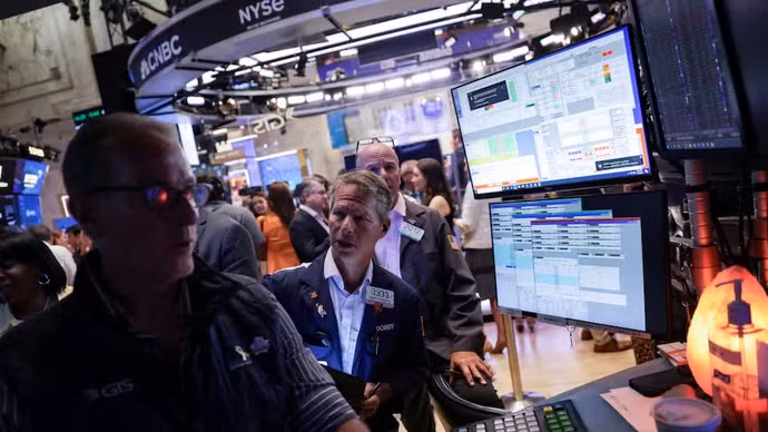 Phố Wall chạm mốc cao kỷ lục khi Eo biển Hormuz được mở lại, giá dầu lao dốc