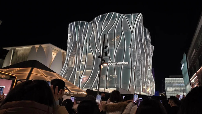 Thị trường xa xỉ Trung Quốc “ấm” dần, cuộc đua giành ví người tiêu dùng nóng trở lại