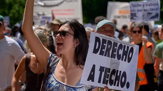 Người dân Tây Ban Nha tham gia biểu tình với dòng chữ "derecho a techo", có nghĩa là "quyền có một mái nhà" hay "quyền có nhà ở"