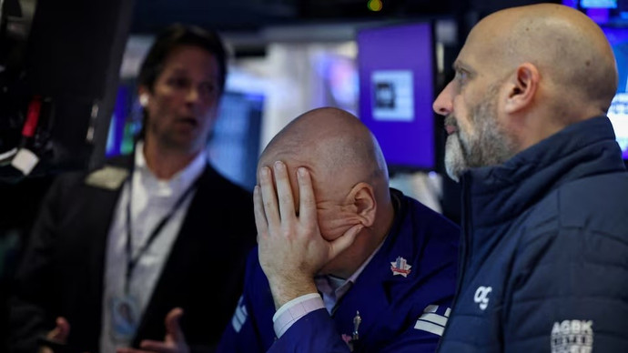 Phố Wall chao đảo, giá dầu tăng vọt 5%