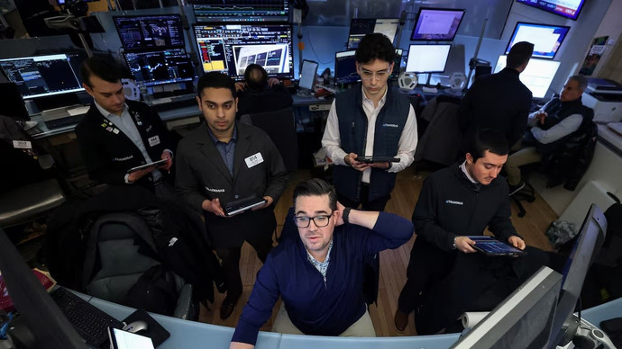 Chứng khoán Mỹ biến động mạnh, giá dầu bật tăng 3%