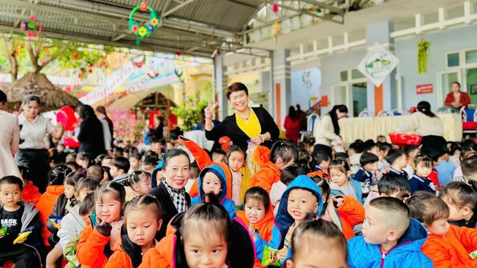 Nữ doanh nhân Nguyễn Thị Kim Liên tại chương trình “Áo ấm cho em” ở các điểm trường thuộc xã Nam Trà My và xã Trà Vân