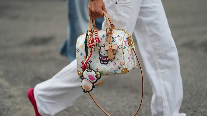 Louis Vuitton và các “ông lớn” xa xỉ tung sản phẩm giá mềm để chinh phục khách hàng trẻ