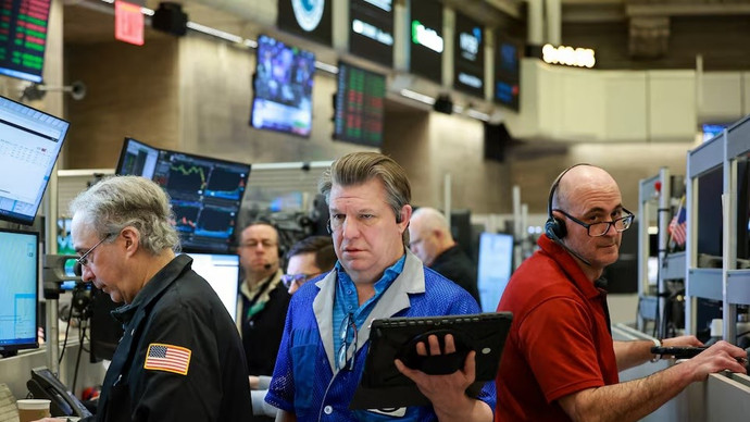 Chứng khoán Mỹ tăng mạnh, giá dầu lao dốc 11%