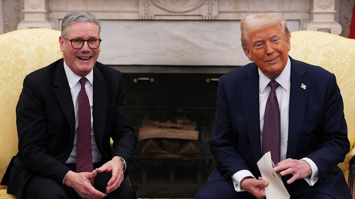 Thủ tướng Anh Keir Starmer (bên trái) và Tổng thống Mỹ Donald Trump tại Nhà Trắng vào ngày 27/2