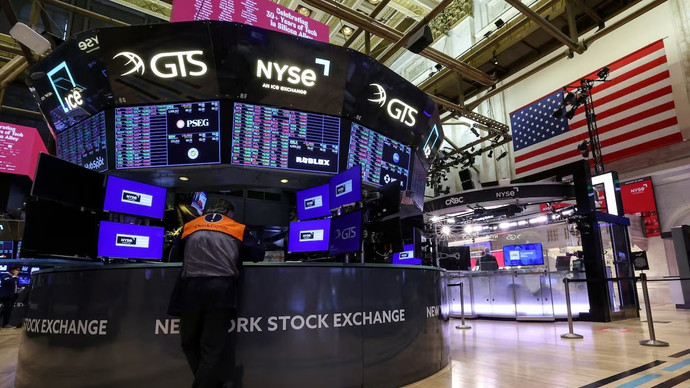 Chứng khoán Mỹ giảm điểm, giá dầu bật tăng mạnh