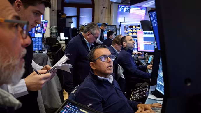 Nasdaq mất đà khi nhóm công nghệ vốn hóa lớn suy yếu, giá dầu tăng trở lại