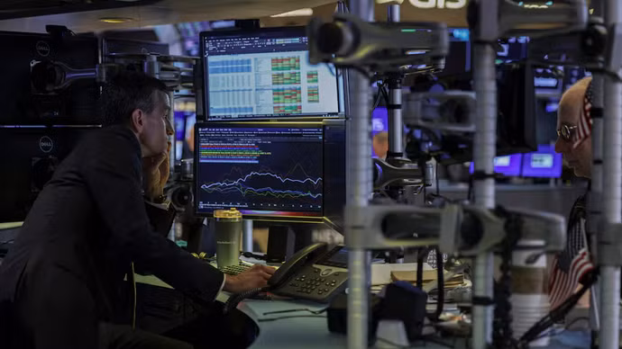 Chứng khoán Mỹ tăng mạnh, giá dầu xuống dưới ngưỡng 100 USD