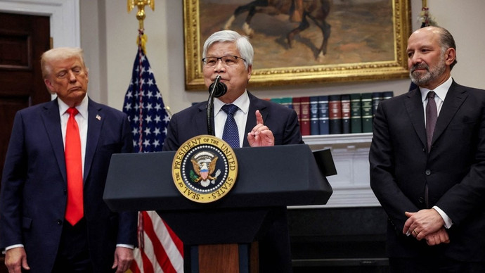 Chủ tịch kiêm Tổng giám đốc điều hành TSMC C.C. Wei phát biểu bên cạnh Tổng thống Mỹ Donald Trump và Bộ trưởng Thương mại Howard Lutnick, khi đưa ra thông báo về một khoản đầu tư của TSMC vào Mỹ vào hồi tháng 3/2025