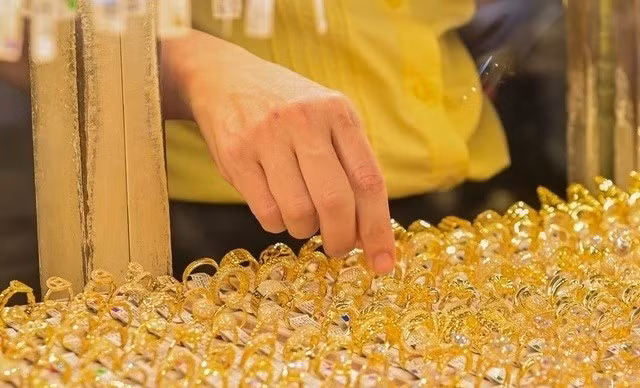 Giá vàng tăng vọt theo thế giới, nhà đầu tư đổ xô tìm “nơi trú ẩn”