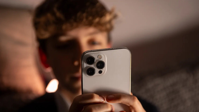 Anh, Pháp và Mỹ rút ra điều gì từ lệnh cấm mạng xã hội đối với trẻ dưới 16 tuổi của Australia?