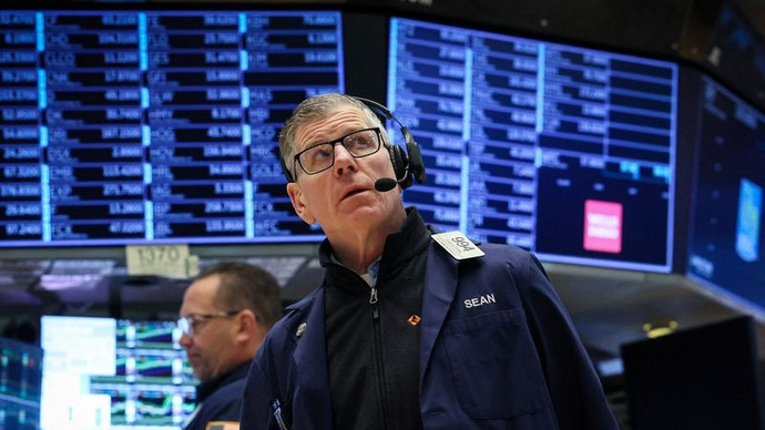 Phố Wall tràn trong sắc xanh, giá dầu hạ nhiệt