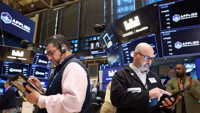 Dow Jones lập đỉnh lịch sử, Nasdaq chịu áp lực từ nhóm cổ phiếu chip