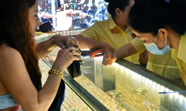 Giá vàng quay đầu tăng sốc, mỗi lượng bật thêm 7,5 triệu đồng