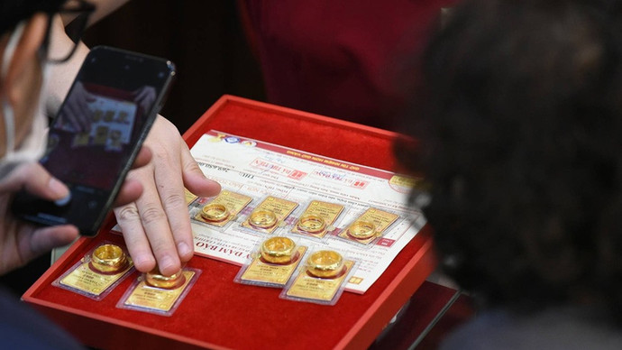 Vàng giằng co quanh mốc 180 triệu đồng/lượng 