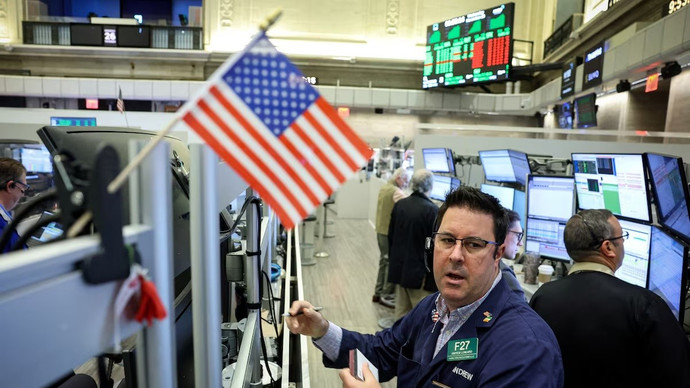 Chứng khoán Mỹ tăng nhẹ, giá dầu cao nhất 2 tuần