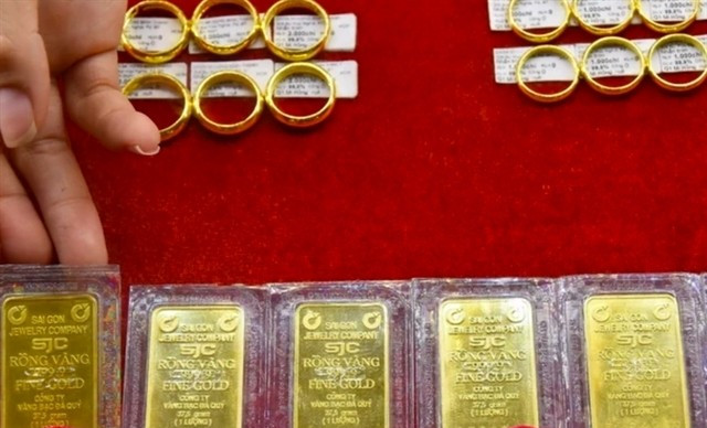 Giá vàng quay đầu giảm sâu, nhà đầu tư dè chừng dữ liệu Mỹ