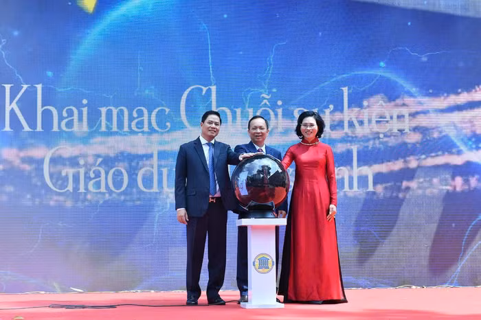 Phó Thống đốc Đào Minh Tú và bà Lê Thị Thúy Sen, Vụ trưởng Vụ Truyền thông khai mạc chuỗi sự kiện.