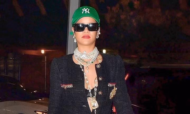 Những lần diện nguyên “cây” hàng hiệu xuống phố của Rihanna
