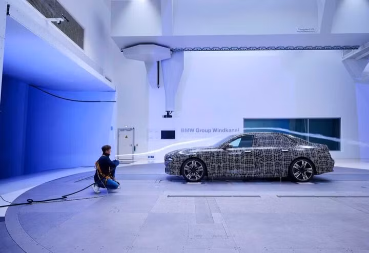 BMW i7 xDrive60 có thể di chuyển tới 800 km mỗi lần sạc