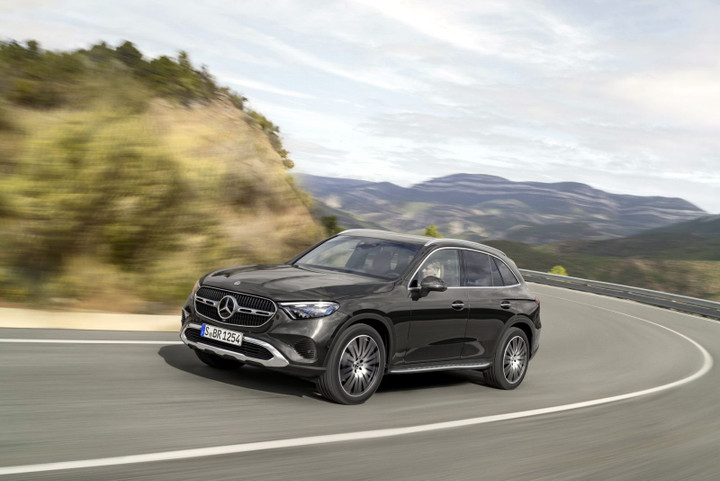 Chi tiết động cơ Mercedes-Benz GLC 2023, mạnh nhất 381 mã lực