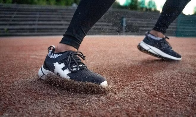 Giày thể thao làm từ bã cà phê của hai chàng trai gốc Việt