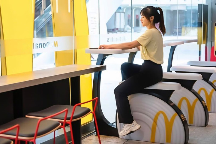 McDonald’s Trung Quốc sử dụng xe đạp thể dục thay thế cho ghế ngồi