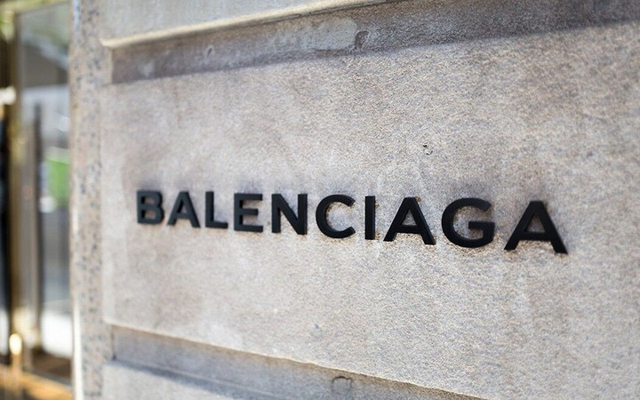 Balenciaga bất ngờ xóa sạch tất cả các kênh truyền thông xã hội