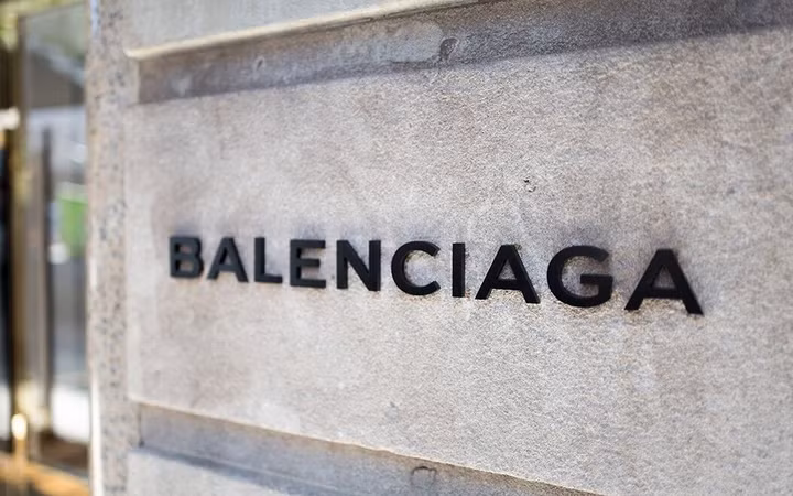 Balenciaga bất ngờ xóa sạch tất cả các kênh truyền thông xã hội