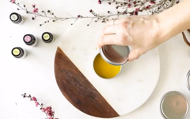 Những điều cần biết về nước hoa khô dạng sáp