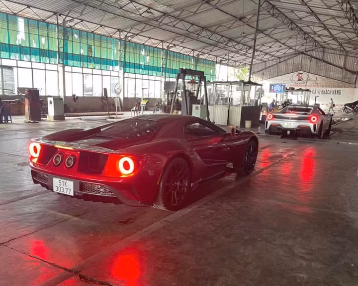 Bộ đôi Ferrari 488 Pista Spider và Ford GT được ra biển trắng