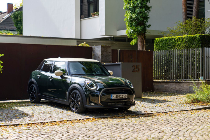 MINI Cooper S 5-Cửa Resolute Edition ra mắt thị trường Việt Nam