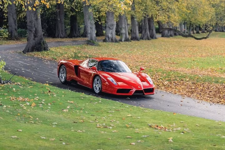 Một chiếc xe Ferrari Enzo huyền thoại được bán với giá 2,9 triệu USD