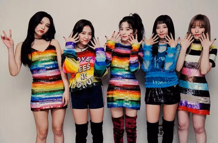 Trang phục hàng hiệu sau biểu diễn của các idol K-pop sẽ đi về đâu?