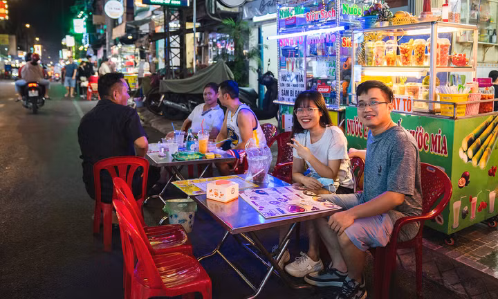 Giới trẻ và du khách trải nghiệm phố ẩm thực Nguyễn Thượng Hiền